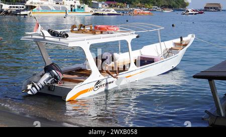 Ein weißes Boot, das den Menschen von Lombok gehört und bereit ist, die Gili-Inseln zu überqueren Stockfoto