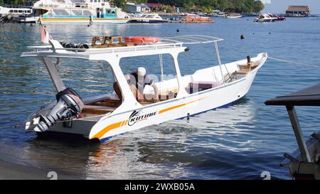 Ein weißes Boot, das den Menschen von Lombok gehört und bereit ist, die Gili-Inseln zu überqueren Stockfoto