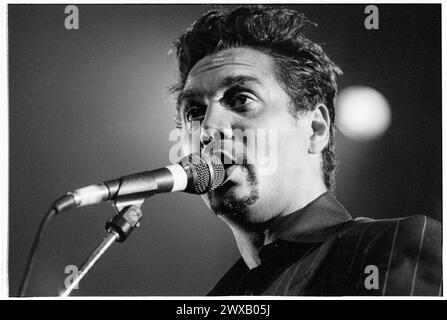 HUEY, FUN LOVIN' CRIMINALS, 1998: Ein junger Huey Morgan von der amerikanischen Rap-Rock-Band Fun Lovin' Criminals im Newport Centre in Wales, Großbritannien am 1. Oktober 1998. Foto: Rob Watkins. INFO: Fun Lovin' Criminals, eine 1993 gegründete Band aus New York, verbindet Elemente aus Hip-Hop, Jazz und Rock in Hits wie Scooby Snacks. Ihre glatten Grooves und witzigen Texte erlangten internationale Anerkennung und machten sie zu Ikonen der späten 90er Jahre. Stockfoto