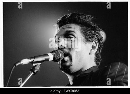 HUEY, FUN LOVIN' CRIMINALS, 1998: Ein junger Huey Morgan von der amerikanischen Rap-Rock-Band Fun Lovin' Criminals im Newport Centre in Wales, Großbritannien am 1. Oktober 1998. Foto: Rob Watkins. INFO: Fun Lovin' Criminals, eine 1993 gegründete Band aus New York, verbindet Elemente aus Hip-Hop, Jazz und Rock in Hits wie Scooby Snacks. Ihre glatten Grooves und witzigen Texte erlangten internationale Anerkennung und machten sie zu Ikonen der späten 90er Jahre. Stockfoto