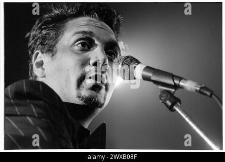 HUEY, FUN LOVIN' CRIMINALS, 1998: Ein junger Huey Morgan von der amerikanischen Rap-Rock-Band Fun Lovin' Criminals im Newport Centre in Wales, Großbritannien am 1. Oktober 1998. Foto: Rob Watkins. INFO: Fun Lovin' Criminals, eine 1993 gegründete Band aus New York, verbindet Elemente aus Hip-Hop, Jazz und Rock in Hits wie Scooby Snacks. Ihre glatten Grooves und witzigen Texte erlangten internationale Anerkennung und machten sie zu Ikonen der späten 90er Jahre. Stockfoto