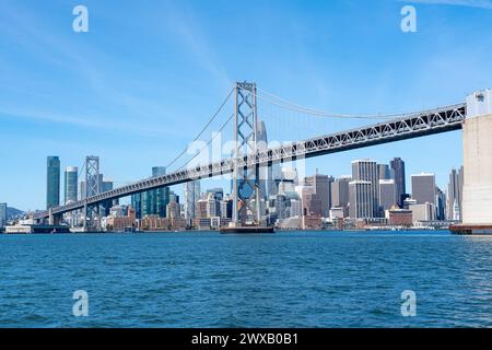 Die Oakland Bay Bridge und die Skyline der Innenstadt von San Francisco von der San Francisco Bay aus gesehen. Stockfoto