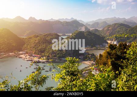 Meereslandschaft in Vietnam mit kleinen Inseln und Booten. Blick von oben Stockfoto