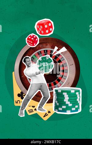 Composite 3D Fotocollage aus schwarz-weißer Silhouette fröhlich lächelnder Kerl hält einen riesigen Spielchip in der Hand hinter riesigen Spielkarten Stockfoto