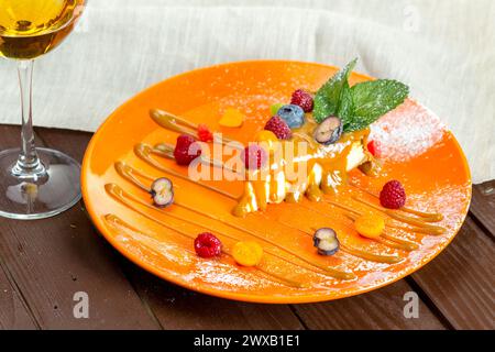 Käsekuchen mit frischen Beeren Stockfoto