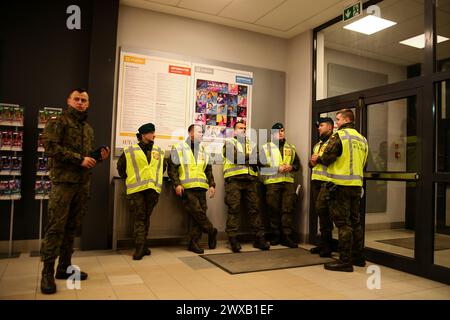 Soldaten treten am 26. März 2024 im Nowa Huta Kulturzentrum in Krakau, Polen, auf, um den 25. Jahrestag des Beitritts Polens zur NATO zu feiern. Derzeit gibt es 32 mitgliedstaaten in der NATO, wobei Polen am 12. März 1999 der Nordatlantikvertragsorganisation beigetreten ist. Aus diesem Anlass findet ein Konzert des repräsentativen künstlerischen Ensembles der Polnischen Armee statt, an dem der stellvertretende Premierminister und Verteidigungsminister Wladyslaw Kosiniak-Kamysz teilnimmt. (Foto: Klaudia Radecka/NurPhoto) Stockfoto