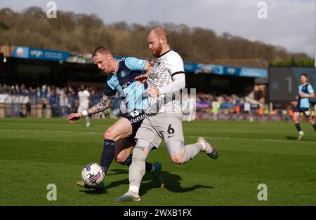 Portsmouth's Connor Ogilvie (rechts) und Wycombe Wanderers's Jack Grimmer (links) kämpfen um den Ball während des Spiels der Sky Bet League One in Adams Park, Wycombe. Bilddatum: Freitag, 29. März 2024. Stockfoto