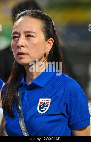 Präsident des thailändischen Fußballverbandes Nualphan Lamsam in der Qualifikationsrunde der Asiatischen Weltmeisterschaft, in der zweiten Runde, im Spiel der Gruppe C zwischen Thailand und Südkorea im Rajamangala-Stadion. Endstand; Thailand 0:3 Südkorea. Stockfoto