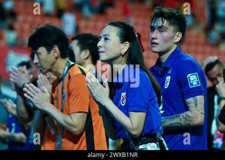 Präsident des thailändischen Fußballverbandes Nualphan Lamsam in der Qualifikationsrunde der Asiatischen Weltmeisterschaft, in der zweiten Runde, im Spiel der Gruppe C zwischen Thailand und Südkorea im Rajamangala-Stadion. Endstand; Thailand 0:3 Südkorea. Stockfoto