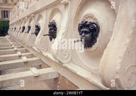 Der antike Brunnen von Calamo (Fontana delle Tredici Cannelle), Renaissancedenkmal in der Altstadt der Stadt Ancona in Italien Stockfoto
