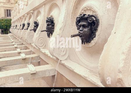 Der antike Brunnen von Calamo (Fontana delle Tredici Cannelle), Renaissancedenkmal in der Altstadt der Stadt Ancona in Italien Stockfoto