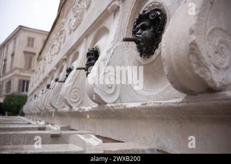 Der antike Brunnen von Calamo (Fontana delle Tredici Cannelle), Renaissancedenkmal in der Altstadt der Stadt Ancona in Italien Stockfoto