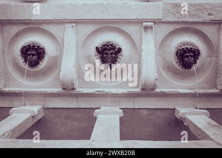 Der antike Brunnen von Calamo (Fontana delle Tredici Cannelle), Renaissancedenkmal in der Altstadt der Stadt Ancona in Italien Stockfoto