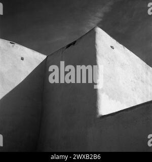 HB50203-00....New Mexico - Detail der San Francisco de Asis Missionskirche, Taos. Yashica -Mat Kamera mit Ilford HP5 Plus Film. Stockfoto