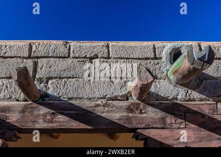 Vigas und Drains in einem Gebäude, das von der CCC im Pueblo Revival Style gebaut wurde, Bandelier National Monument, New Mexico, USA Stockfoto