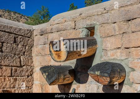 Vigas und Drains in einem Gebäude, das von der CCC im Pueblo Revival Style gebaut wurde, Bandelier National Monument, New Mexico, USA Stockfoto