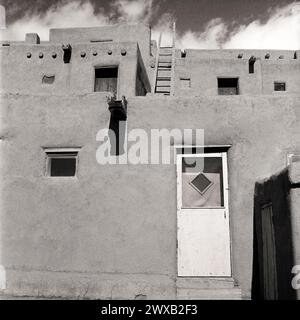 HB50309-00..... NEW MEXICO - Weiße Tür im Taos Pubelo North House Stammesland. Stockfoto