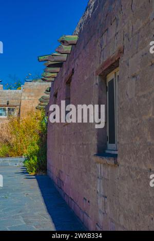 Teil des Hauptquartiers, der von der CCC im Pueblo Revival Style gebaut wurde, Bandelier National Monument, New Mexico, USA Stockfoto