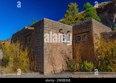 Teil des Hauptquartiers, der von der CCC im Pueblo Revival Style gebaut wurde, Bandelier National Monument, New Mexico, USA Stockfoto