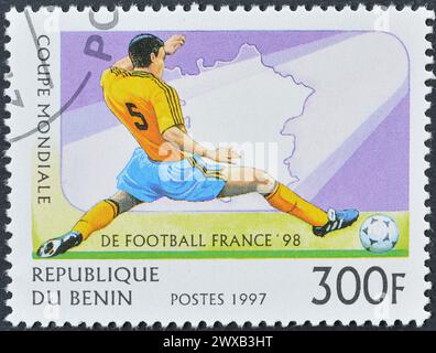 Von Benin gedruckte Briefmarke für stornierte Porto, die den Fußballspieler zeigt, der die FIFA-Weltmeisterschaft 98 in Frankreich um 1996 bewirbt. Stockfoto