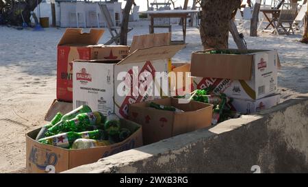 Benutzte Bali Hai Alkoholflaschen, die in Kisten gestapelt und am Strand auf Gili Trawangan Insel Lombok platziert wurden Stockfoto