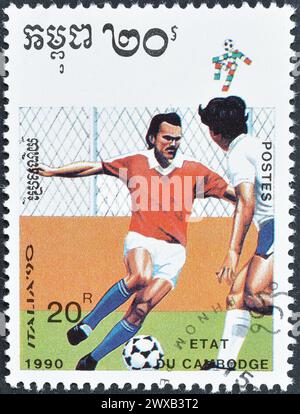 Von Kambodscha gedruckte Briefmarke, die Fußball, die Weltmeisterschaft in Italien 1990, um 1990 zeigt. Stockfoto