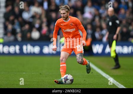 Derby, Derbyshire, Großbritannien. März 2024. Hayden Coulson von Blackpool sucht nach Optionen während des Spiels der Sky Bet League 1 zwischen Derby County und Blackpool im Pride Park, Derby am Freitag, den 29. März 2024. (Foto: Jon Hobley | MI News) Credit: MI News & Sport /Alamy Live News Stockfoto