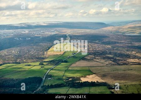 Ein Luftbild der A628 Woodhead-Route über die Pennines, aufgenommen von oberhalb Langsett, South Yorkshire, Nordengland Großbritannien Stockfoto