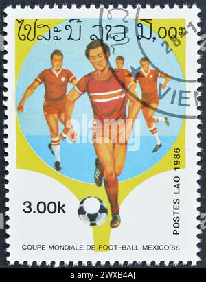 Gestempelte Briefmarke von Laos, die Fußball, FIFA Fussball-Weltmeisterschaft Mexiko -1986, um 1986 fördert. Stockfoto