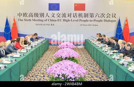 Peking, China. März 2024. Der chinesische Staatsrat Shen Yiqin und Iliana Ivanova, EU-Kommissarin für Innovation, Forschung, Kultur, Bildung und Jugend, nehmen am 29. März 2024 am sechsten Treffen des hochrangigen Dialogs zwischen den Menschen und der EU in Peking, der Hauptstadt Chinas, Teil. Quelle: Gao Jie/Xinhua/Alamy Live News Stockfoto