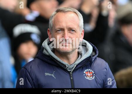 Derby, Derbyshire, Großbritannien. März 2024. Neil Critchley, Blackpool-Manager beim Spiel der Sky Bet League 1 zwischen Derby County und Blackpool im Pride Park, Derby am Freitag, den 29. März 2024. (Foto: Jon Hobley | MI News) Credit: MI News & Sport /Alamy Live News Stockfoto