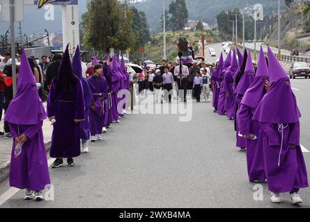 CUENCA-VIACRUSIS-SEMANA SANTA-TURI Cuenca, Ecuador 29 de marzo de 2024. Descalzo y con una cruz de madera de MAS de 200 libras sobre sus hombros, Marco Pintado recorrio las 14 estaciones del Via crucis de la parroquia Turi en Cuenca. El personifica a a Jesus desde hace anos, cuando heredo el legado de su padre, que Practice este rito por 14 anos, en la procesion en Honor al Senor de la Buena Muerte, una de las Mas tradicionales que se celebran en la Capital azuaya en Semana Santa. La procesion, que inicio a las 09:30 de hoy, viernes 29 de marzo de 2024, en los Tres Puentes, es liderada por un gru Stockfoto