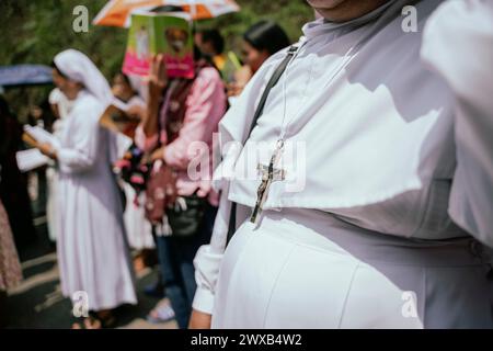 Eine Nonne trägt ein Kreuz, während sie am 29. März 2024 in Guwahati, Assam, Indien Gebete rezitiert, während sie die Kreuzigung Jesu Christi nachstellt. Karfreitag ist ein christlicher Feiertag zum Gedenken an die Kreuzigung Jesu Christi und seinen Tod auf Kalvaria. Quelle: David Talukdar/Alamy Live News Stockfoto