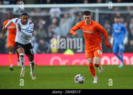 Derby, Großbritannien. März 2024. Sonny Carey von Blackpool bricht mit dem Ball während des Sky Bet League 1 Spiels Derby County gegen Blackpool im Pride Park Stadium, Derby, Vereinigtes Königreich, 29. März 2024 (Foto: Gareth Evans/News Images) in Derby, Vereinigtes Königreich am 29. März 2024. (Foto: Gareth Evans/News Images/SIPA USA) Credit: SIPA USA/Alamy Live News Stockfoto