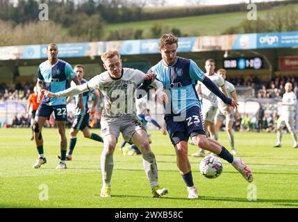 Wycombe Wanderers Kieran Sadlier (rechts) und Portsmouth Paddy Lane (links) in Aktion während des Spiels der Sky Bet League One in Adams Park, Wycombe. Bilddatum: Freitag, 29. März 2024. Stockfoto