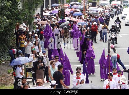 CUENCA-VIACRUSIS-SEMANA SANTA-TURI Cuenca, Ecuador 29 de marzo de 2024. Descalzo y con una cruz de madera de MAS de 200 libras sobre sus hombros, Marco Pintado recorrio las 14 estaciones del Via crucis de la parroquia Turi en Cuenca. El personifica a a Jesus desde hace anos, cuando heredo el legado de su padre, que Practice este rito por 14 anos, en la procesion en Honor al Senor de la Buena Muerte, una de las Mas tradicionales que se celebran en la Capital azuaya en Semana Santa. La procesion, que inicio a las 09:30 de hoy, viernes 29 de marzo de 2024, en los Tres Puentes, es liderada por un gru Stockfoto