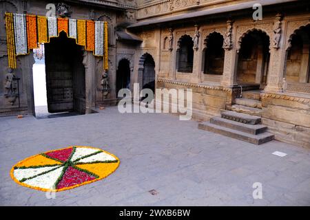 24. Februar 2024, Außenansicht des malerischen Touristenorts Maheshwar Fort oder Ahilya Fort in Madhaya pradesh in Indien. Dieses Denkmal am Ufer der na Stockfoto