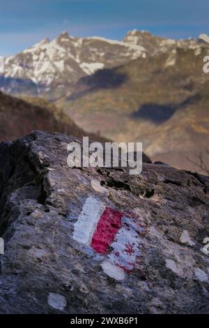 Markierung einer Fernwanderroute, weiß und rot, Routen in Frankreich, Markierung auf Felsen, Wanderweg Stockfoto