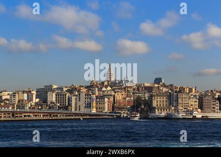 ISTANBUL, TÜRKEI - 15. SEPTEMBER 2017: Dies ist ein Blick über das Goldene Horn auf die Galata-Brücke und den Galata-Turm. Stockfoto