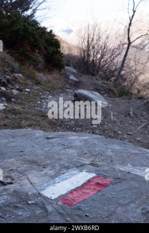 Markierung einer Fernwanderroute, weiß und rot, Routen in Frankreich, Markierung auf Felsen, Wanderweg Stockfoto