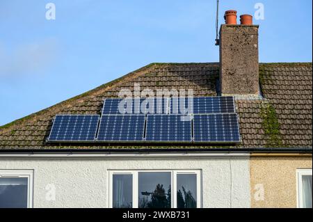 Solarpaneele nachträglich auf dem Dach eines älteren Hauses in Schottland, Großbritannien, Europa montiert Stockfoto
