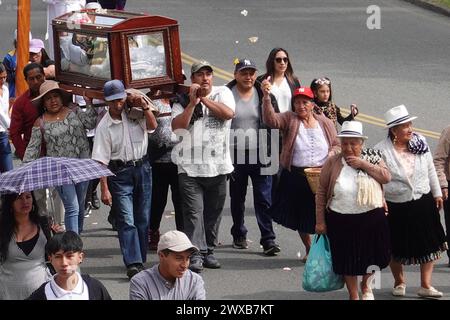 CUENCA-VIACRUSIS-SEMANA SANTA-TURI Cuenca, Ecuador 29 de marzo de 2024. Descalzo y con una cruz de madera de MAS de 200 libras sobre sus hombros, Marco Pintado recorrio las 14 estaciones del Via crucis de la parroquia Turi en Cuenca. El personifica a a Jesus desde hace anos, cuando heredo el legado de su padre, que Practice este rito por 14 anos, en la procesion en Honor al Senor de la Buena Muerte, una de las Mas tradicionales que se celebran en la Capital azuaya en Semana Santa. La procesion, que inicio a las 09:30 de hoy, viernes 29 de marzo de 2024, en los Tres Puentes, es liderada por un gru Stockfoto