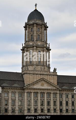 Altes Stadthaus in Berlin. Stockfoto