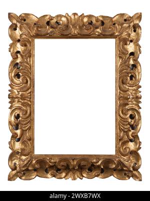 Vertikaler goldener Rahmen im Barockstil mit aufwändigen Schnitzereien und Blumenmotiven, isoliert auf weiß – ideal für klassische Kunst, Dekoration oder Design-Mockups. Stockfoto