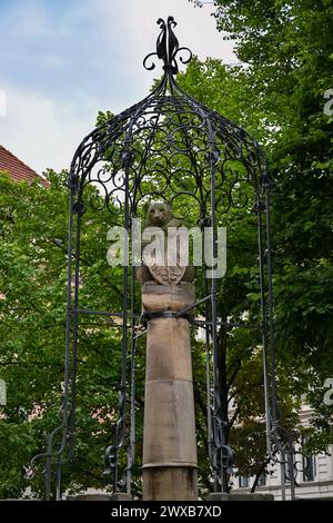 Wappenbrunnen mit Bär als Wappen Berlins im historischen Nikolaiviertel nahe der Nikolaikirche Stockfoto