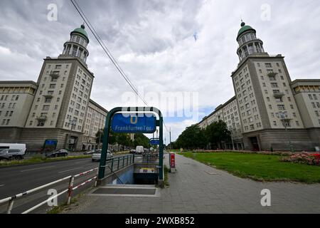 Berlin, Deutschland - 3. Juli 2023: Das Frankfurter Tor, ein großer Platz im Stadtteil Friedrichshain in Berlin. Stockfoto