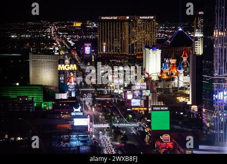 Las Vegas, Nevada, USA - 7. November 2023: Kasinos, Resorts und Autos im Verkehr auf dem Las Vegas Strip bei Nacht Stockfoto