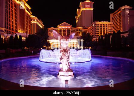 Las Vegas, Nevada, USA - 9. November 2023: Statue im Brunnen am Eingang zum Caesars Palace, Vegas Stockfoto