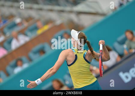 Miami Gardens, USA. März 2024. MIAMI GARDENS, FLORIDA - 28. MÄRZ: Elena Rybakina (Kasachstan) vs Victoria Azarenka (Belarus) während des Miami Open Day 2024, präsentiert von Itaú im Hard Rock Stadium am 28. März 2024 in Miami Gardens, Florida. (Foto: JL/SIPA USA) Credit: SIPA USA/Alamy Live News Stockfoto