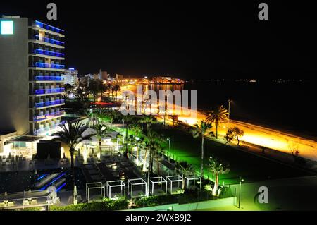 Blick Auf Die Beleuchtete Promenade Bei Nacht In Cala Millor Mallorca Stockfoto